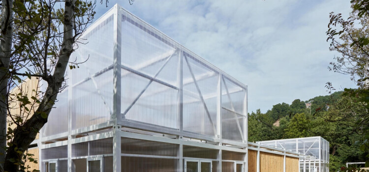 Чи підходить полікарбонат для модульних будівель? Гнучкість та швидкість монтажу